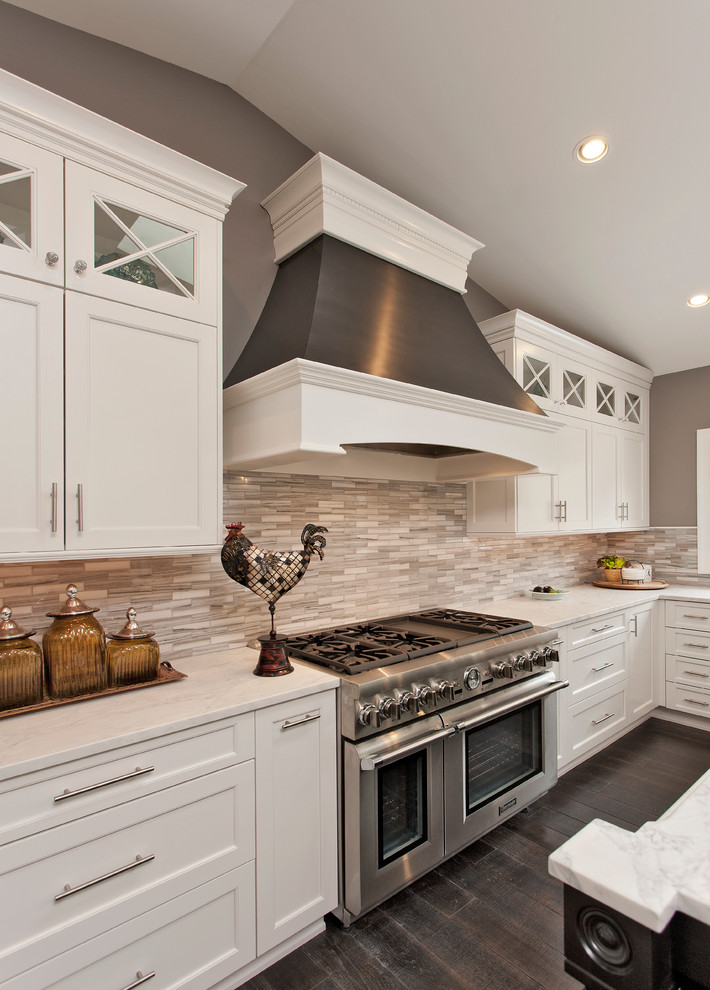 ワシントンD.C.にある高級な広いトランジショナルスタイルのおしゃれなキッチン (シェーカースタイル扉のキャビネット、白いキャビネット、大理石カウンター、石タイルのキッチンパネル、白いキッチンカウンター、グレーとクリーム色) の写真