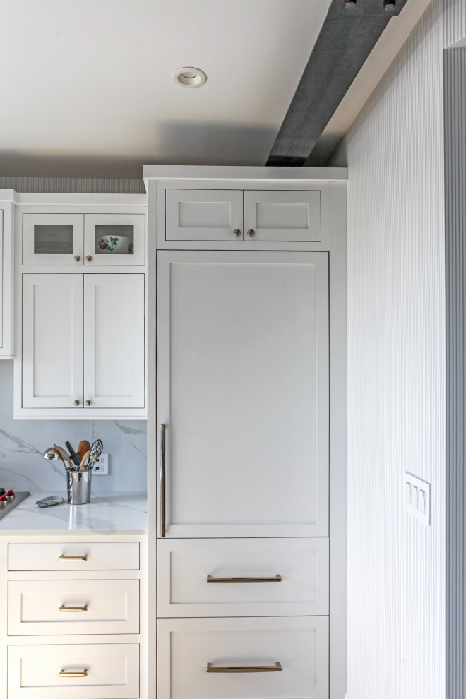 Exempel på ett litet maritimt vit linjärt vitt kök och matrum, med en rustik diskho, luckor med infälld panel, vita skåp, bänkskiva i kvarts, vitt stänkskydd, rostfria vitvaror, ljust trägolv och en halv köksö