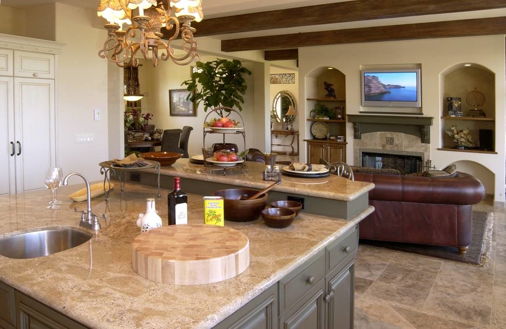 Exempel på ett stort medelhavsstil kök, med en undermonterad diskho, luckor med upphöjd panel, vita skåp, granitbänkskiva, beige stänkskydd, rostfria vitvaror och travertin golv