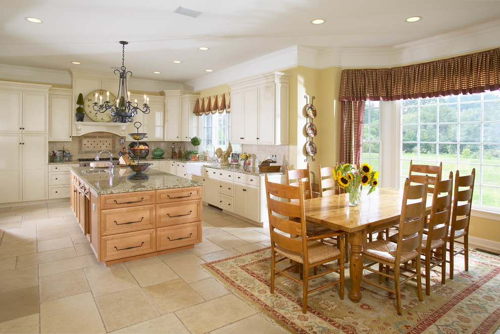 Esempio di una grande cucina chic con lavello stile country, ante con bugna sagomata, ante bianche e pavimento in travertino