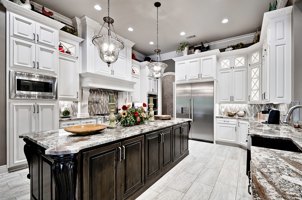 Exempel på ett stort klassiskt flerfärgad flerfärgat kök, med en enkel diskho, luckor med upphöjd panel, vita skåp, granitbänkskiva, flerfärgad stänkskydd, stänkskydd i glaskakel, rostfria vitvaror, klinkergolv i porslin, en köksö och beiget golv