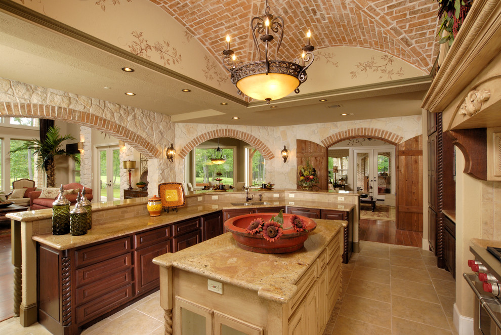 Example of a classic kitchen design in Houston