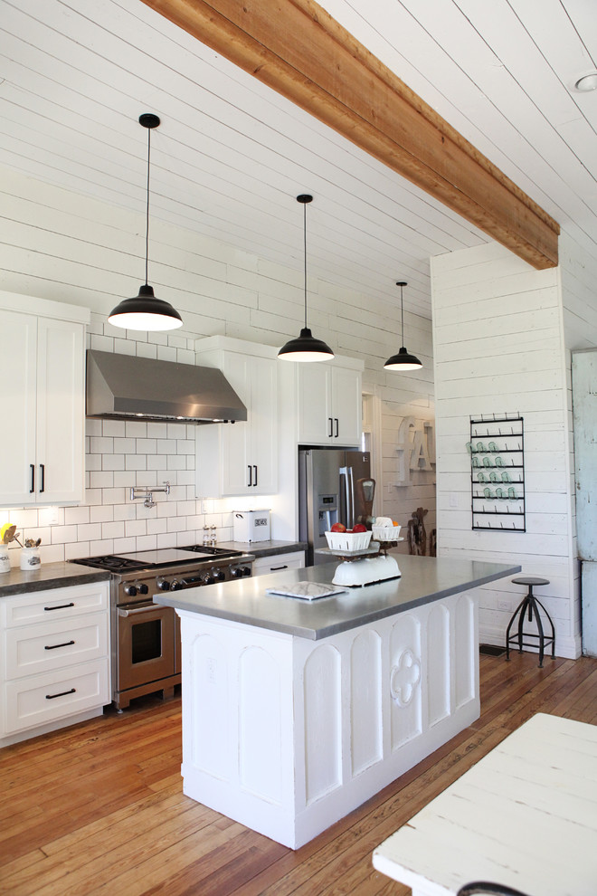 Kitchen - farmhouse kitchen idea in Austin