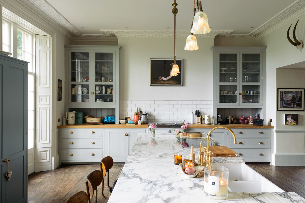 Große Stilmix Küche mit Schrankfronten im Shaker-Stil, grauen Schränken und Halbinsel in Sonstige