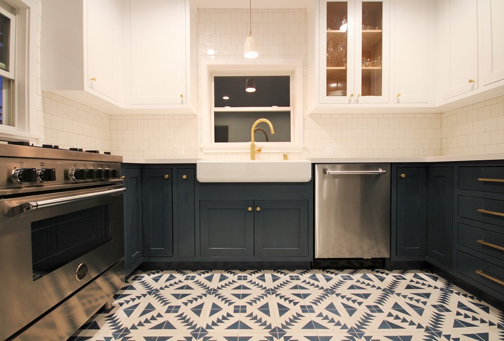 Idéer för att renovera ett avskilt, litet eklektiskt u-kök, med en rustik diskho, skåp i shakerstil, blå skåp, bänkskiva i kvarts, vitt stänkskydd, stänkskydd i keramik, rostfria vitvaror, cementgolv och vitt golv