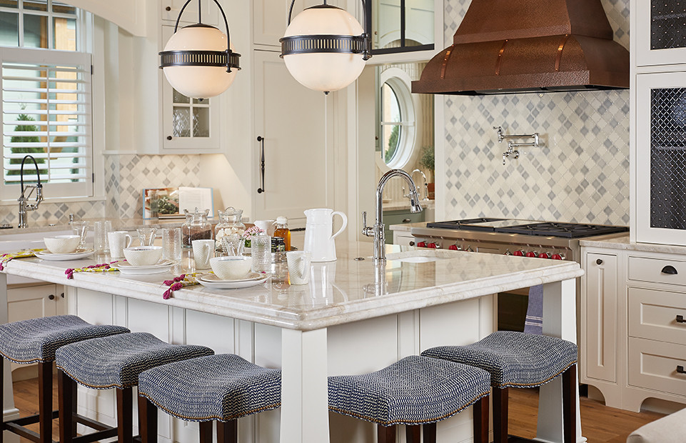 Foto på ett stort vintage vit kök, med en köksö, en rustik diskho, skåp i shakerstil, vita skåp, marmorbänkskiva, flerfärgad stänkskydd, stänkskydd i keramik, rostfria vitvaror, mellanmörkt trägolv och brunt golv