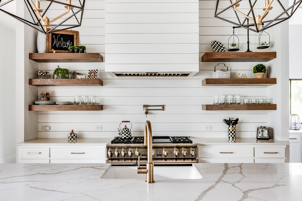 Exempel på ett lantligt vit vitt kök, med en rustik diskho, skåp i shakerstil, grå skåp, bänkskiva i kvarts, vitt stänkskydd, stänkskydd i trä, rostfria vitvaror, ljust trägolv, en köksö och grått golv