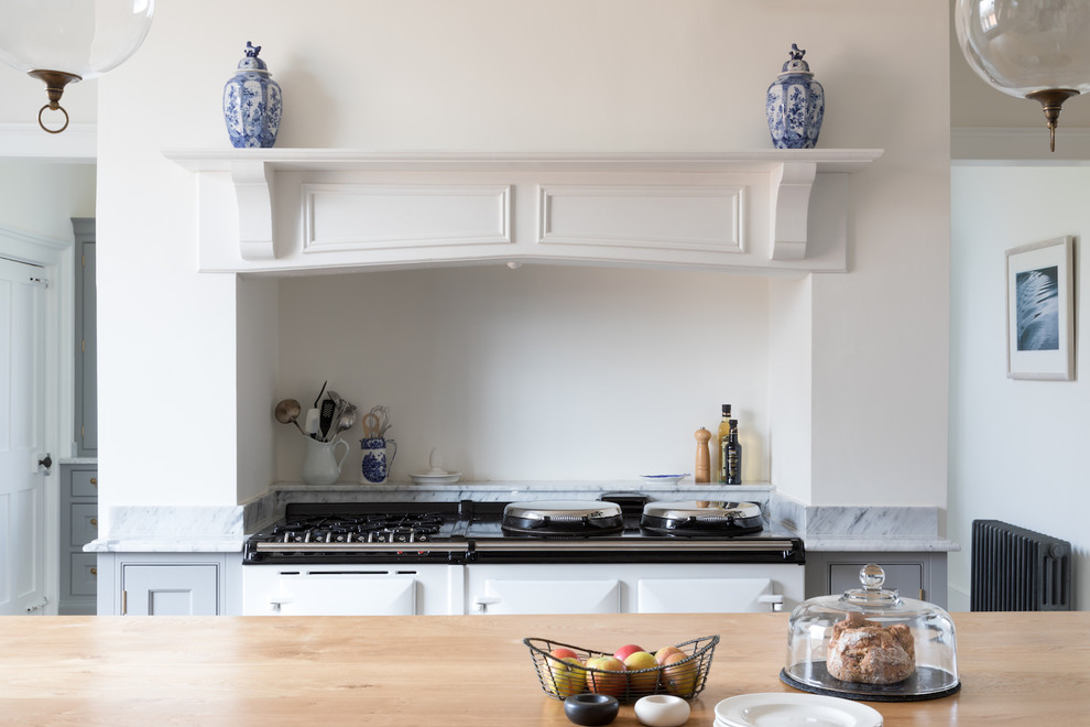 Свежая идея для дизайна: прямая кухня среднего размера в стиле неоклассика (современная классика) - отличное фото интерьера
