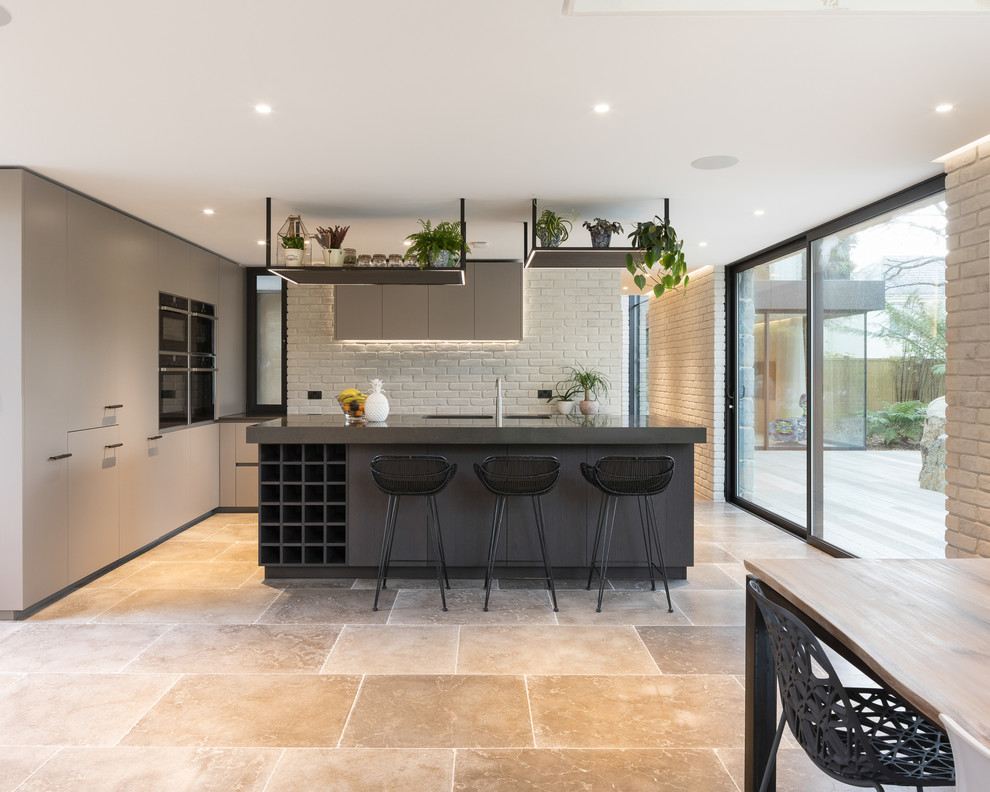 Idee per una cucina contemporanea di medie dimensioni con pavimento in pietra calcarea