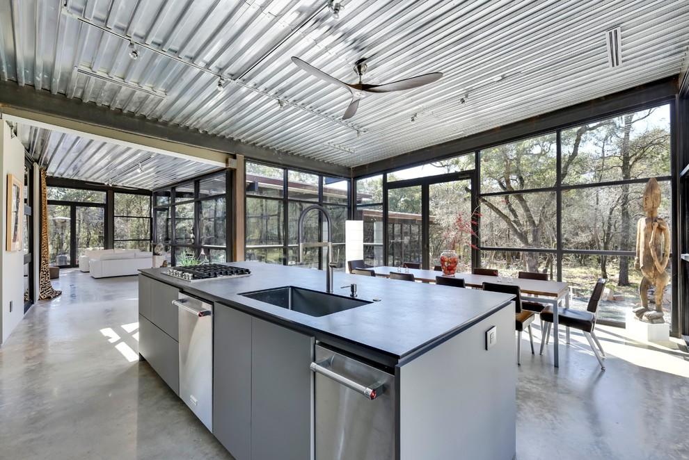 Стильный дизайн: кухня в стиле лофт с плоскими фасадами и серыми фасадами - последний тренд