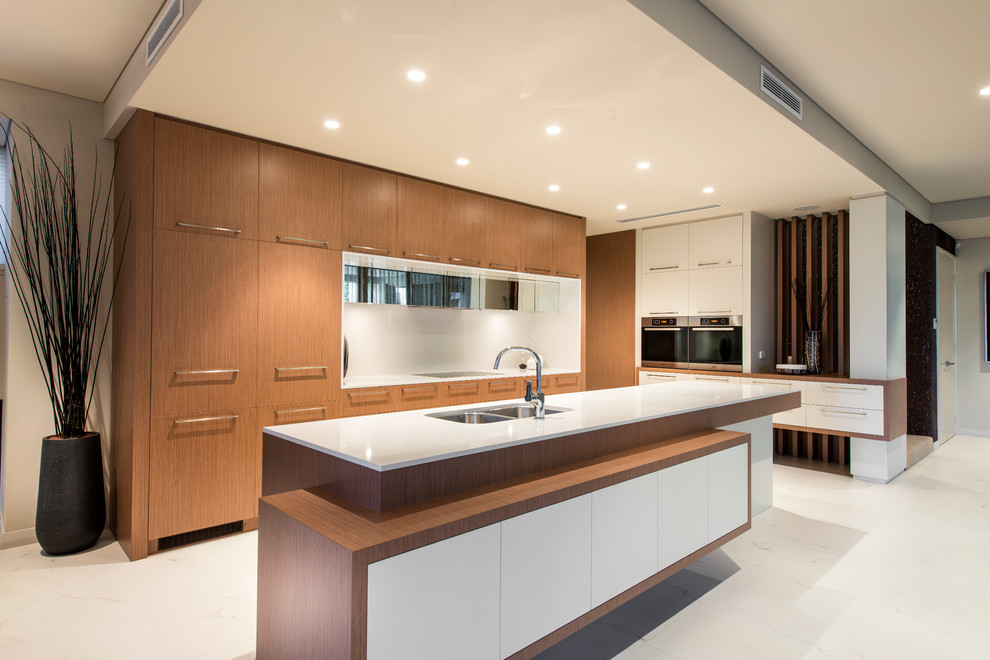 Moderne Küche in L-Form mit Doppelwaschbecken, flächenbündigen Schrankfronten, hellbraunen Holzschränken, Küchenrückwand in Weiß, Küchengeräten aus Edelstahl und Kücheninsel in Perth