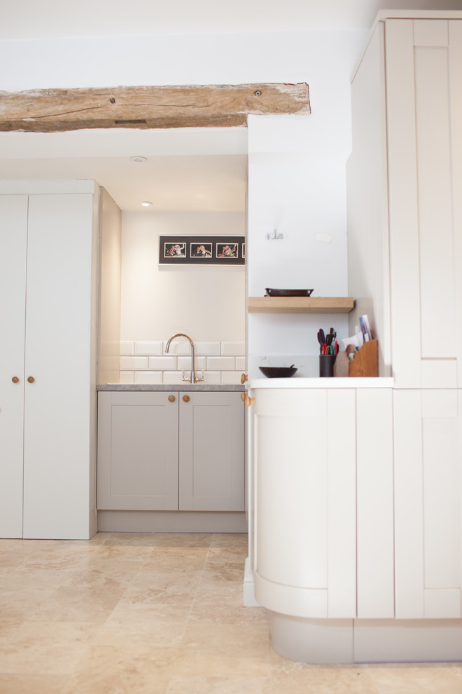 Moderne Küche mit Kücheninsel in Oxfordshire
