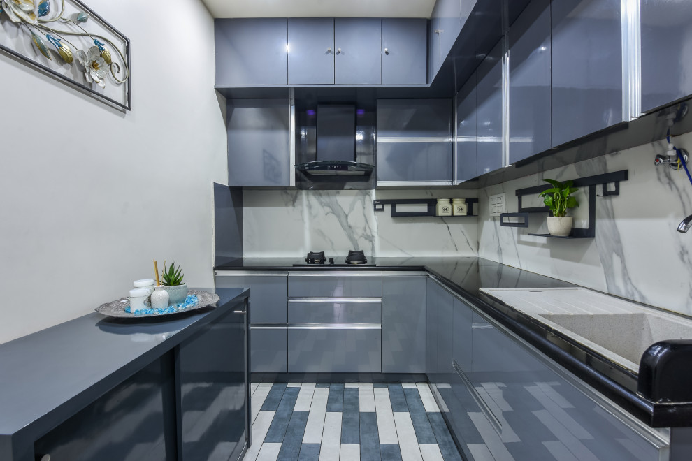 Modern inredning av ett avskilt, mellanstort svart svart u-kök, med en nedsänkt diskho, släta luckor, grå skåp, grått stänkskydd, integrerade vitvaror, klinkergolv i porslin och flerfärgat golv