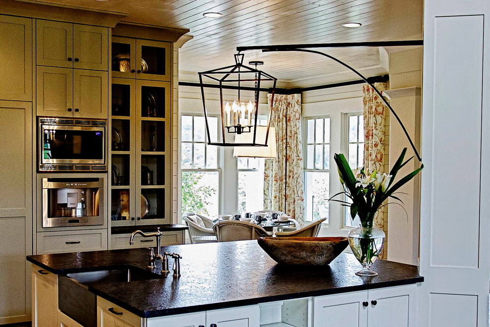 Exempel på ett stort lantligt kök, med en rustik diskho, luckor med infälld panel, vita skåp, bänkskiva i zink, rostfria vitvaror, mellanmörkt trägolv och en köksö