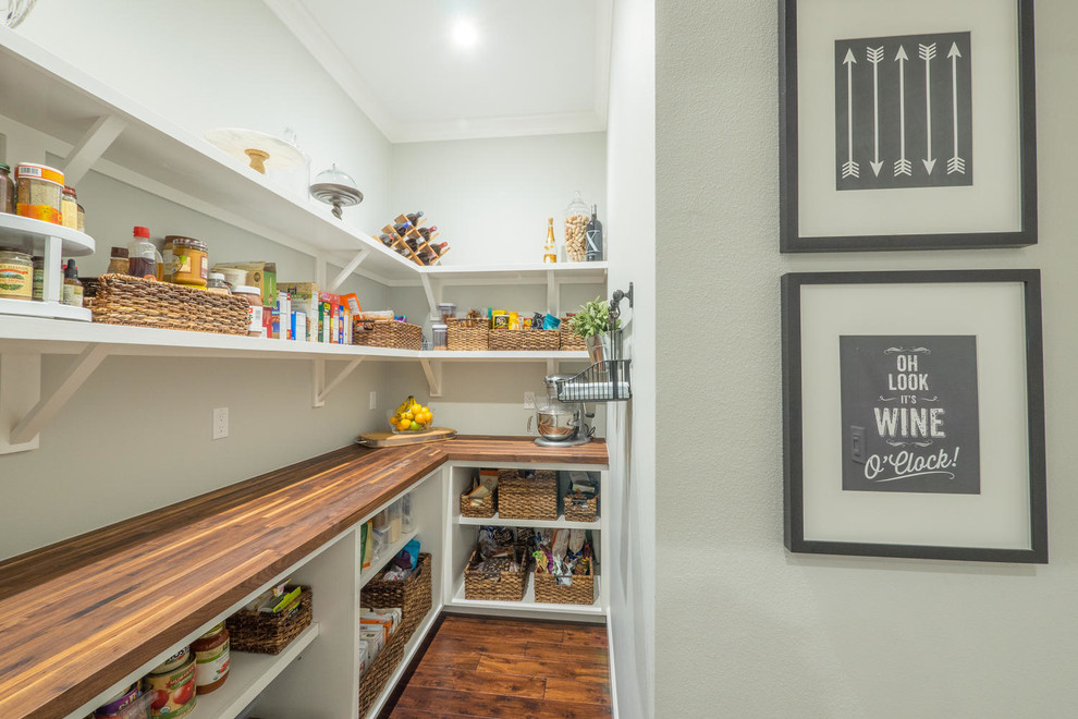 Ejemplo de cocina estrecha costera con despensa, armarios abiertos, encimera de madera y suelo de madera oscura