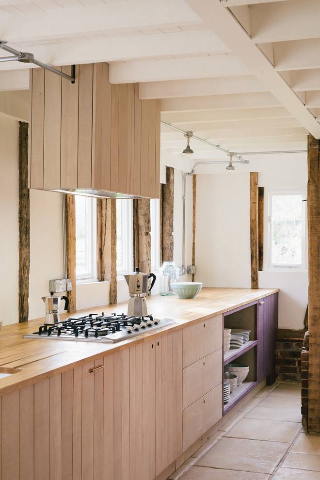 Ispirazione per una grande cucina stile rurale con lavello a doppia vasca, ante lisce, ante in legno chiaro e top in legno