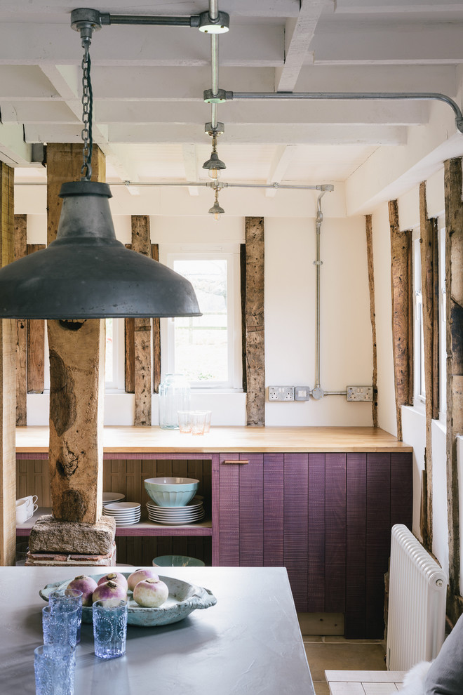 Inredning av ett rustikt stort linjärt kök med öppen planlösning, med en dubbel diskho, släta luckor, skåp i ljust trä, träbänkskiva och en köksö