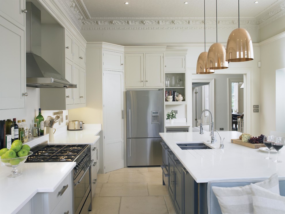 ロンドンにある高級な広いトランジショナルスタイルのおしゃれなアイランドキッチン (シェーカースタイル扉のキャビネット、白いキャビネット、クオーツストーンカウンター、白いキッチンパネル、ダブルシンク、シルバーの調理設備) の写真