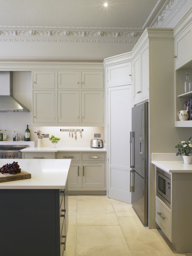 Große Klassische Küche mit Schrankfronten im Shaker-Stil, weißen Schränken, Quarzwerkstein-Arbeitsplatte, Küchenrückwand in Weiß, Kücheninsel und Küchengeräten aus Edelstahl in London