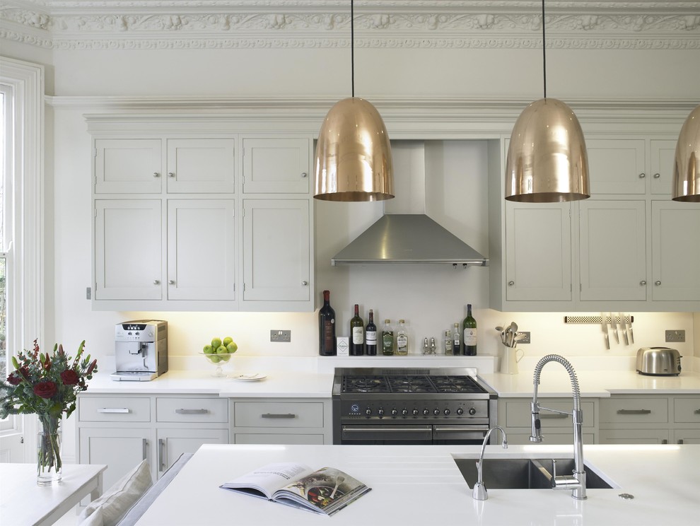 Große Klassische Küche mit Schrankfronten im Shaker-Stil, weißen Schränken, Quarzwerkstein-Arbeitsplatte, Küchenrückwand in Weiß und Kücheninsel in London
