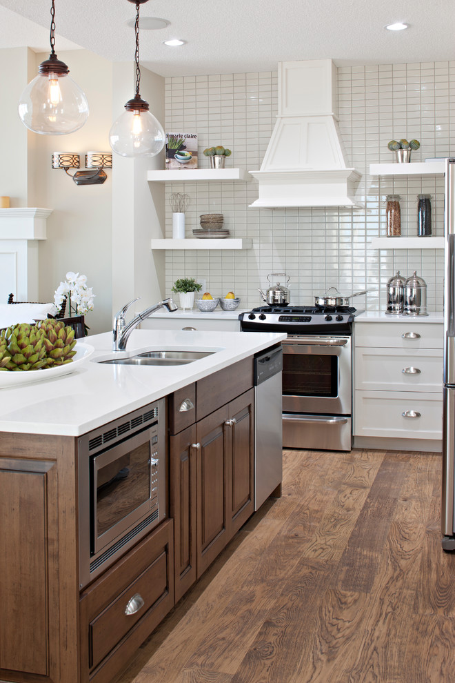 Klassische Küche mit Doppelwaschbecken, offenen Schränken und Küchenrückwand in Weiß in Calgary