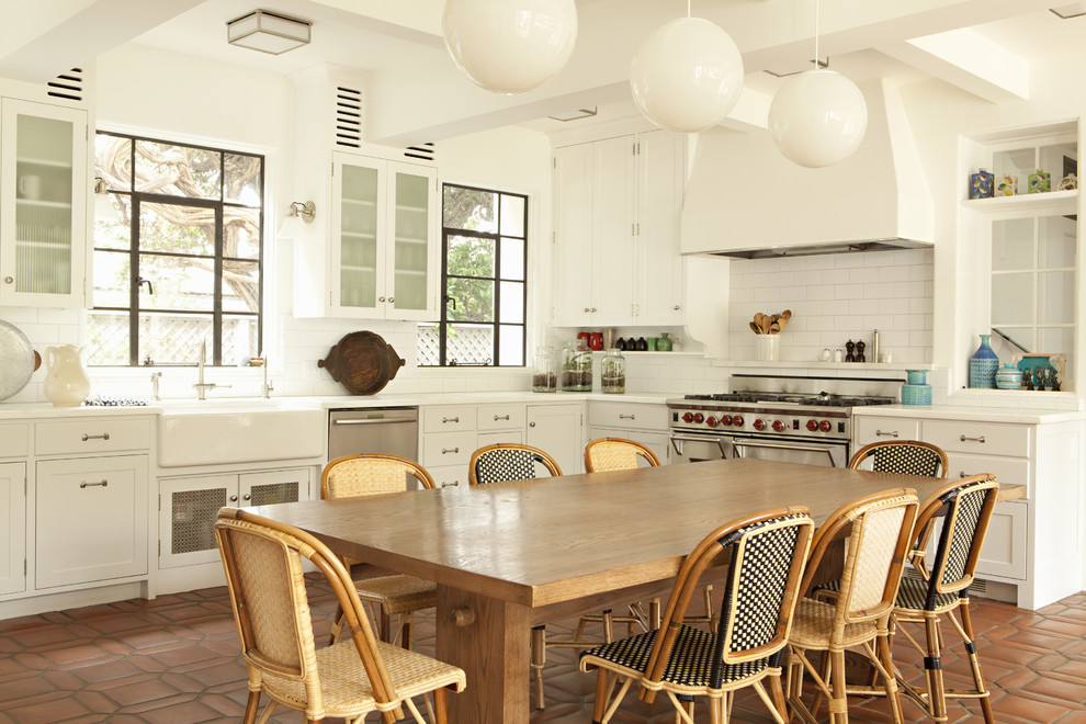 Klassische Küche mit Rückwand aus Metrofliesen in Los Angeles