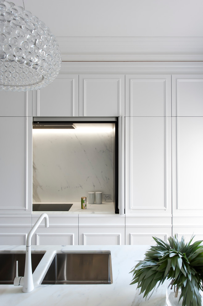 Esempio di una cucina vittoriana di medie dimensioni con lavello sottopiano, ante bianche, top in marmo, paraspruzzi bianco, paraspruzzi in lastra di pietra, elettrodomestici bianchi e parquet scuro