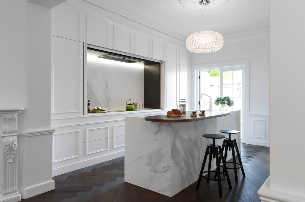Exempel på ett mellanstort klassiskt kök, med en undermonterad diskho, vita skåp, marmorbänkskiva, vitt stänkskydd, stänkskydd i sten, vita vitvaror, mörkt trägolv och en köksö