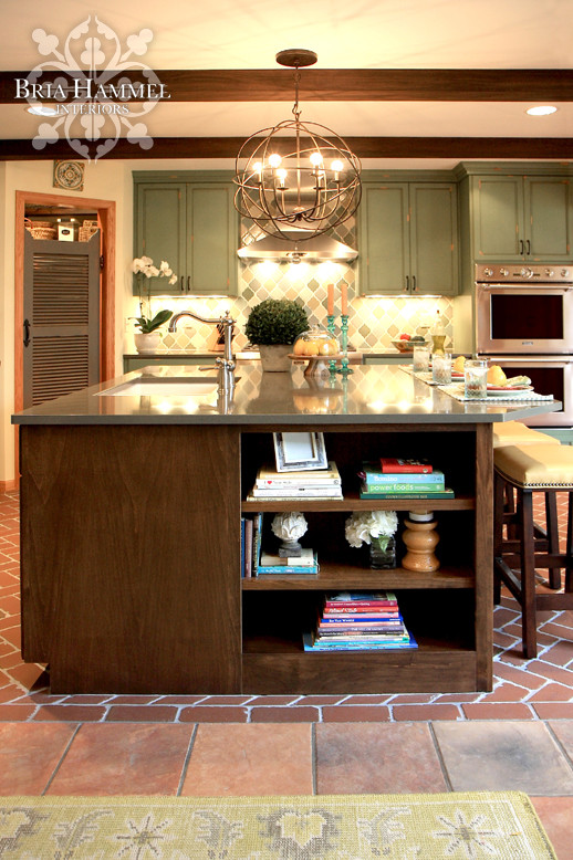 Modelo de cocina clásica renovada con fregadero bajoencimera, puertas de armario verdes, salpicadero multicolor, salpicadero con mosaicos de azulejos y electrodomésticos de acero inoxidable