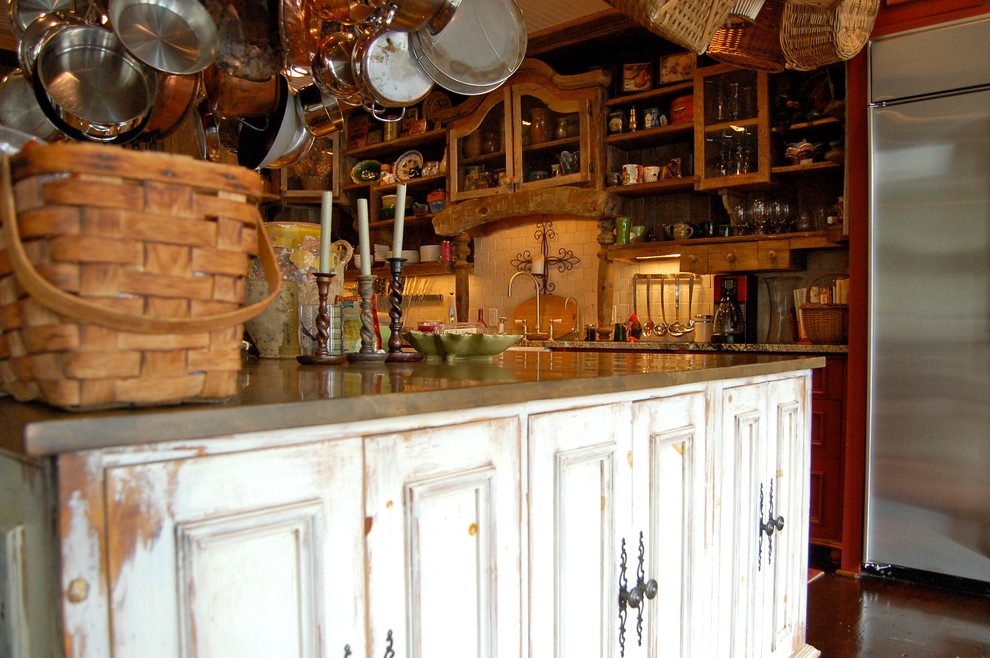 Foto på ett stort shabby chic-inspirerat kök, med en rustik diskho, vita skåp, bänkskiva i betong, vitt stänkskydd, stänkskydd i stenkakel, rostfria vitvaror, en köksö och luckor med infälld panel