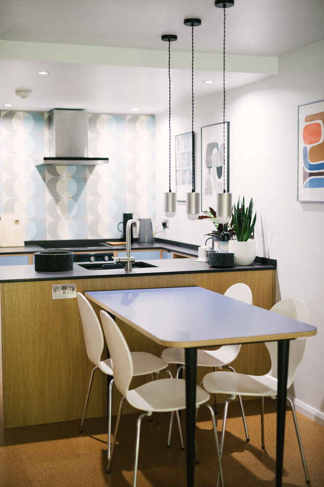Idee per una piccola cucina abitabile minimalista con pavimento in sughero e pavimento marrone