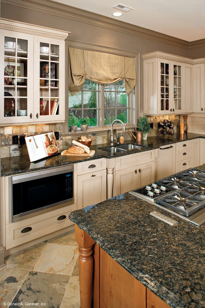 Immagine di una grande cucina abitabile american style con lavello sottopiano, ante in stile shaker, ante beige, elettrodomestici da incasso e 2 o più isole