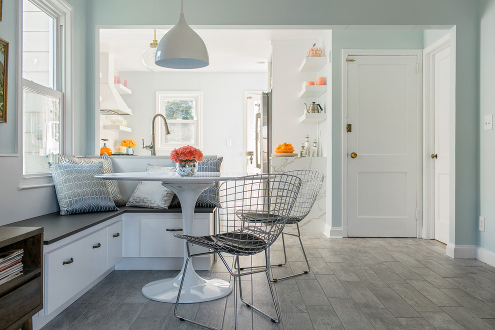 Foto de cocina tradicional renovada con electrodomésticos de acero inoxidable y suelo de madera pintada