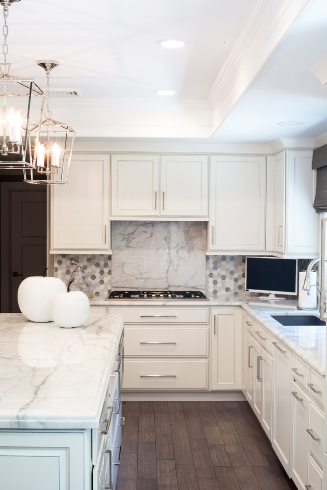 Inredning av ett klassiskt mellanstort vit vitt kök, med en undermonterad diskho, skåp i shakerstil, turkosa skåp, marmorbänkskiva, vitt stänkskydd, stänkskydd i marmor, mellanmörkt trägolv, en köksö och brunt golv