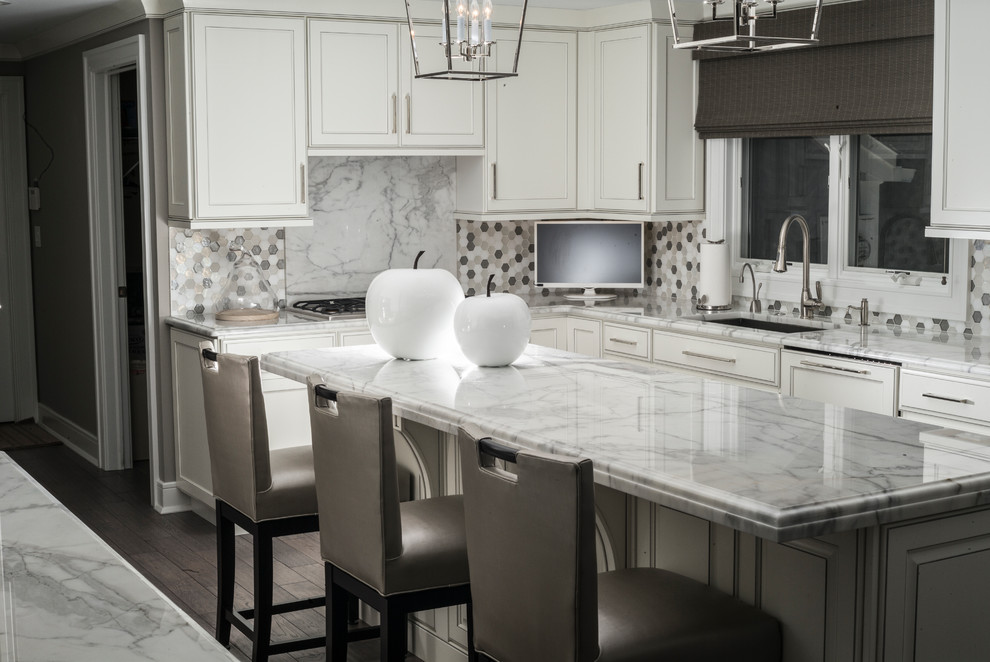 Klassisk inredning av ett mellanstort vit vitt kök, med en undermonterad diskho, skåp i shakerstil, turkosa skåp, marmorbänkskiva, vitt stänkskydd, stänkskydd i marmor, mellanmörkt trägolv, en köksö och brunt golv