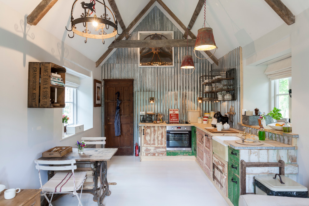 Kleine Shabby-Look Küche ohne Insel in L-Form mit Schränken im Used-Look in London