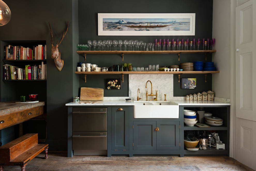 Einzeilige Skandinavische Hausbar mit Schrankfronten mit vertiefter Füllung, blauen Schränken, Küchenrückwand in Weiß, dunklem Holzboden, braunem Boden und weißer Arbeitsplatte in Sonstige