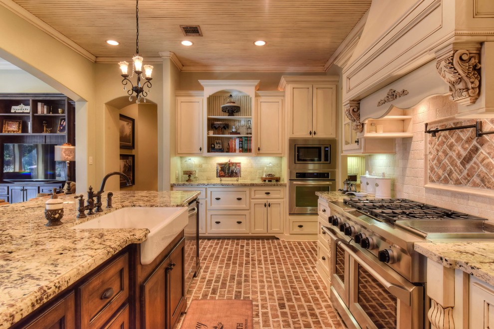 Große Stilmix Wohnküche mit weißen Schränken, Granit-Arbeitsplatte, Küchenrückwand in Braun und Kücheninsel in Houston