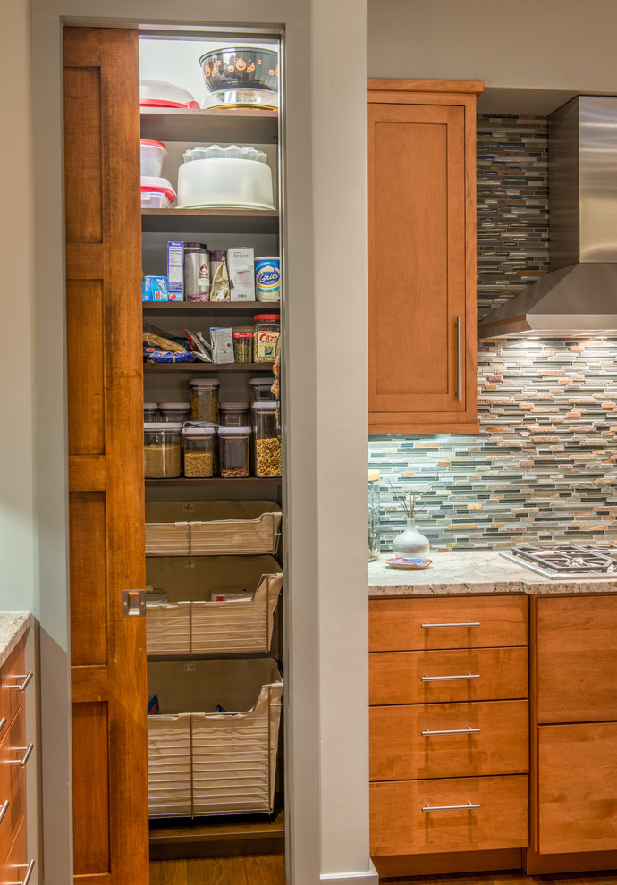 Klassische Küche mit Vorratsschrank, hellbraunen Holzschränken, bunter Rückwand und Rückwand aus Stäbchenfliesen in Sonstige