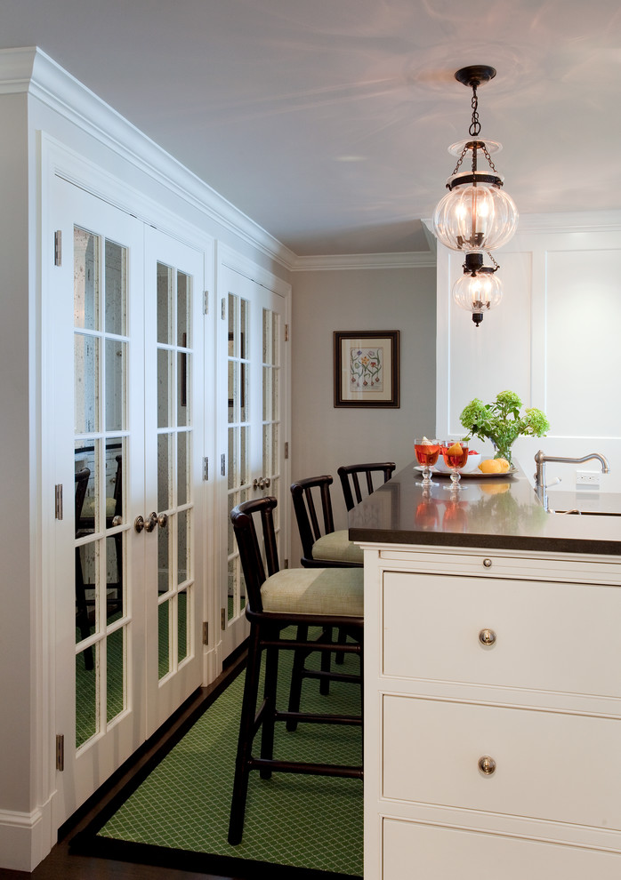 Imagen de cocina clásica pequeña con armarios con rebordes decorativos y puertas de armario blancas