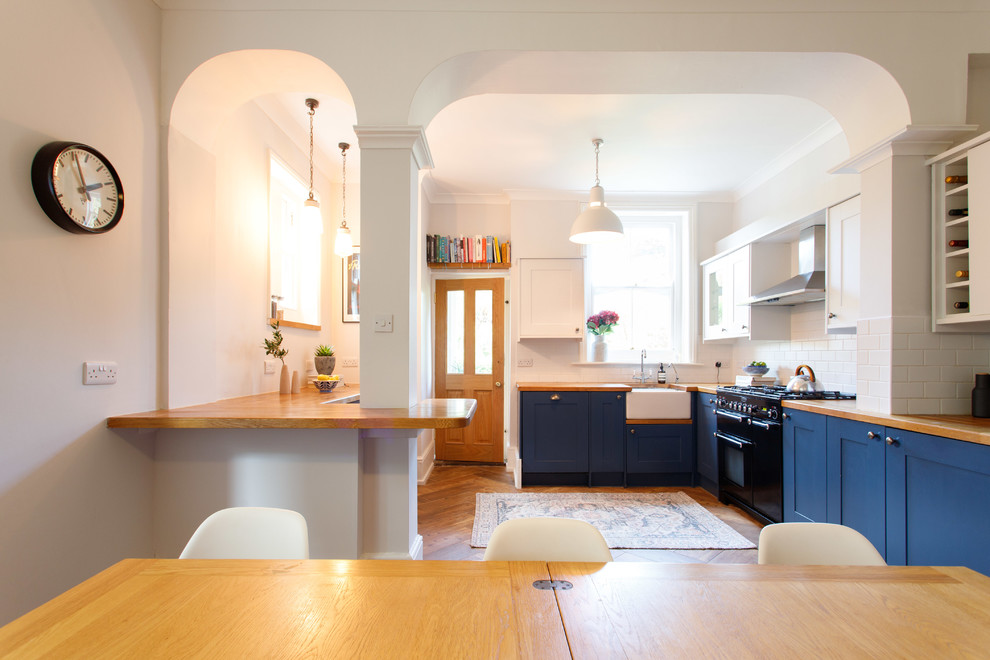 Esempio di una cucina classica con ante in stile shaker, top in legno, paraspruzzi bianco, paraspruzzi con piastrelle in ceramica, pavimento marrone e top marrone