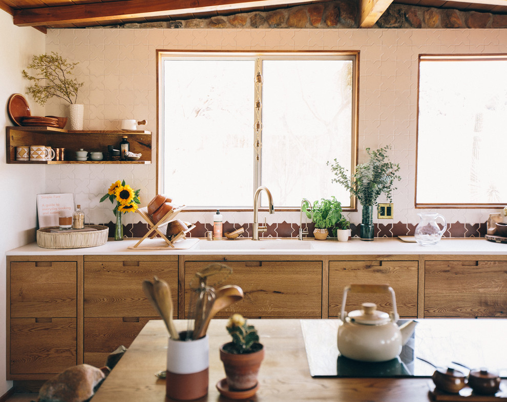 Источник вдохновения для домашнего уюта: кухня в стиле рустика с искусственно-состаренными фасадами, разноцветным фартуком, фартуком из керамической плитки и островом