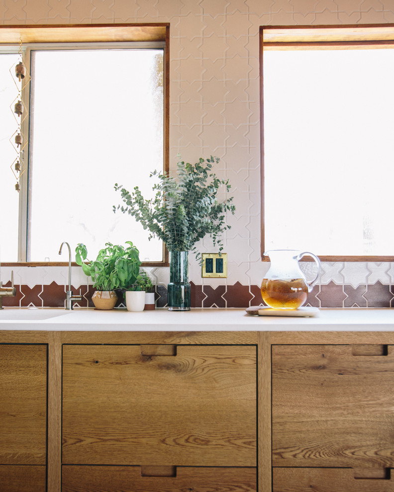 Urige Küche mit Schränken im Used-Look, bunter Rückwand, Rückwand aus Keramikfliesen und Kücheninsel in Los Angeles