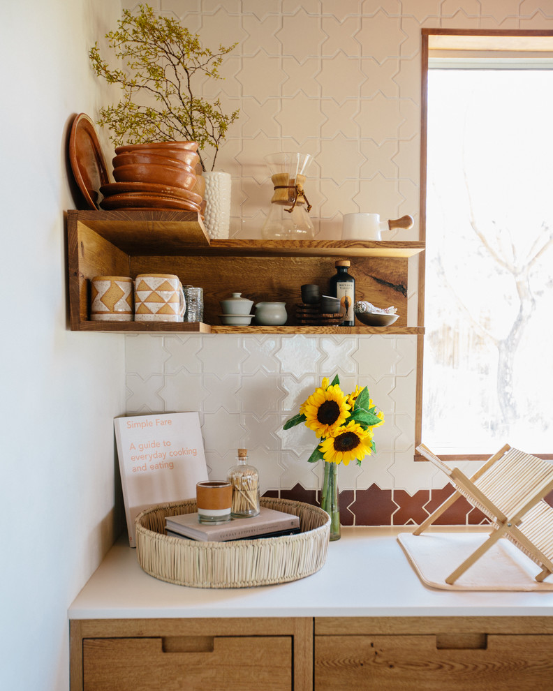Urige Küche mit Schränken im Used-Look, bunter Rückwand, Rückwand aus Keramikfliesen und Kücheninsel in Los Angeles