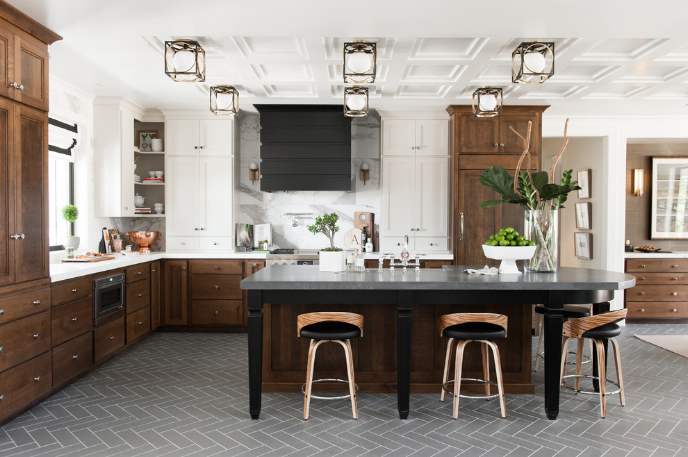 Bild på ett vintage l-kök, med en köksö, grått golv och stänkskydd i marmor