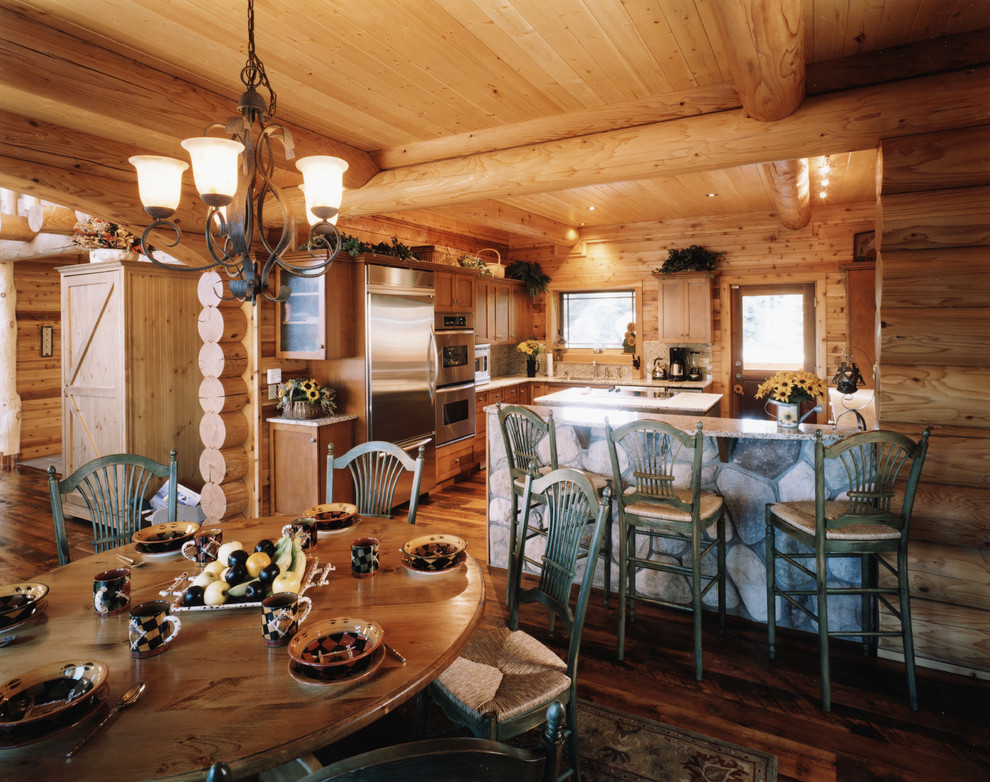 Inspiration för stora rustika kök, med en undermonterad diskho, luckor med infälld panel, skåp i mellenmörkt trä, granitbänkskiva, grått stänkskydd, stänkskydd i keramik, rostfria vitvaror, mörkt trägolv och en köksö