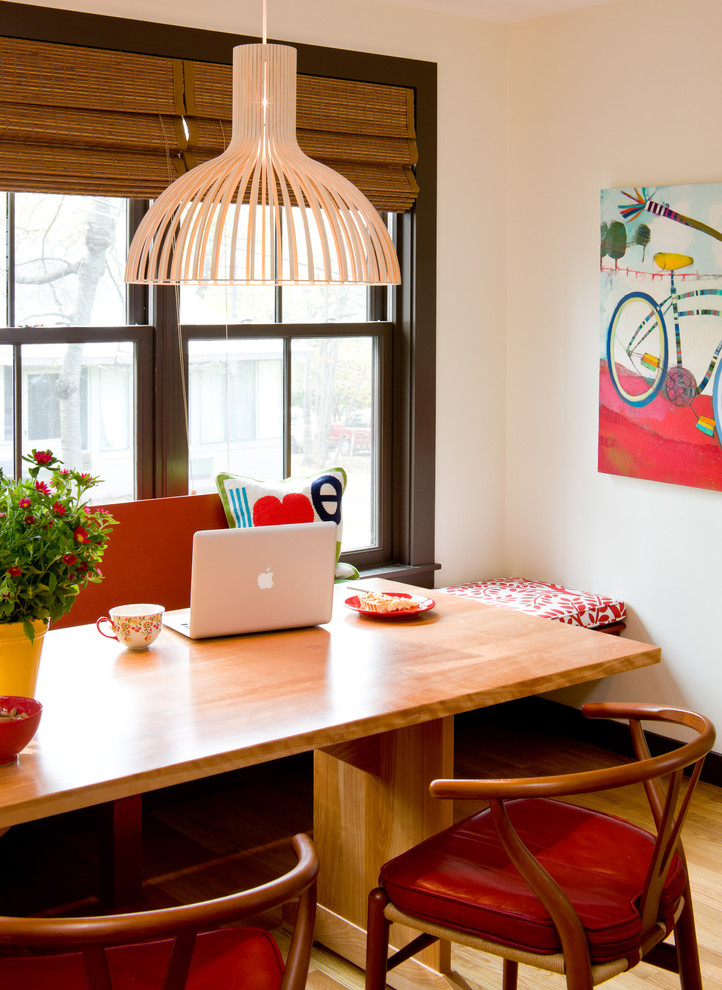 Источник вдохновения для домашнего уюта: кухня в современном стиле с обеденным столом и шторами на окнах
