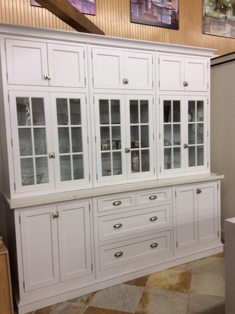 Modelo de cocina clásica con armarios con rebordes decorativos, puertas de armario blancas, encimera de cuarzo compacto y suelo de pizarra