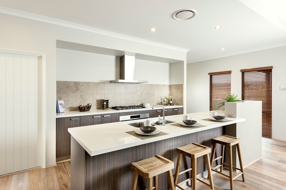 Moderne Küche in L-Form mit braunem Holzboden, Kücheninsel, Doppelwaschbecken, flächenbündigen Schrankfronten und dunklen Holzschränken in Perth
