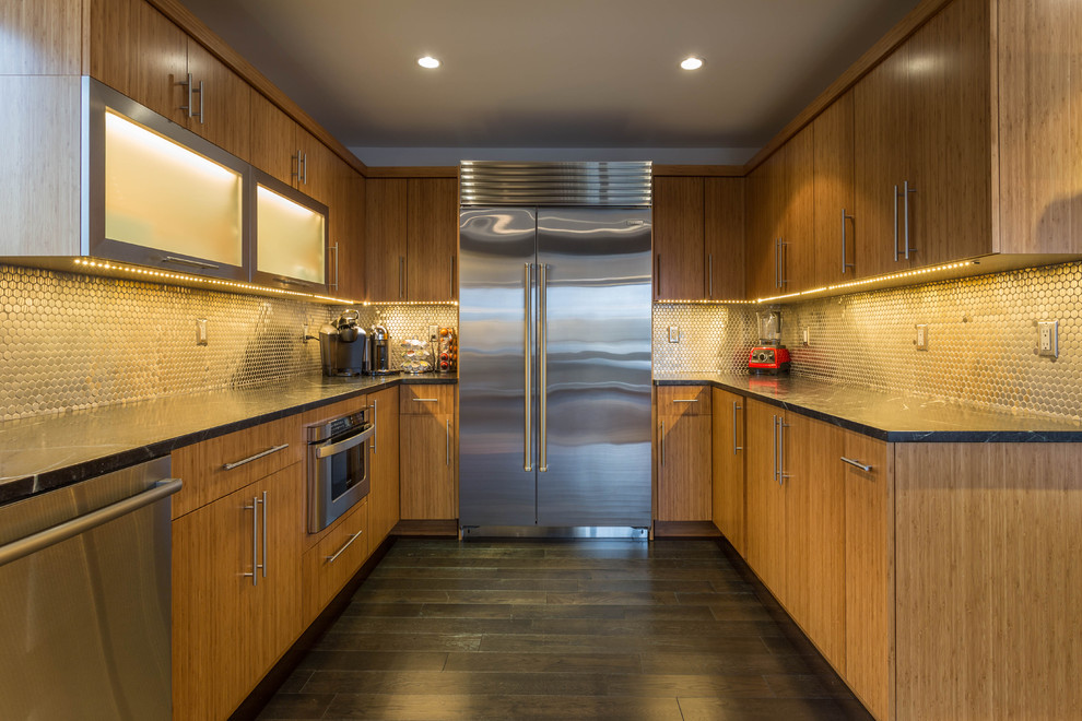Große Moderne Küche mit flächenbündigen Schrankfronten, hellbraunen Holzschränken, Quarzwerkstein-Arbeitsplatte, Küchenrückwand in Metallic, Rückwand aus Metallfliesen und Kücheninsel in New York